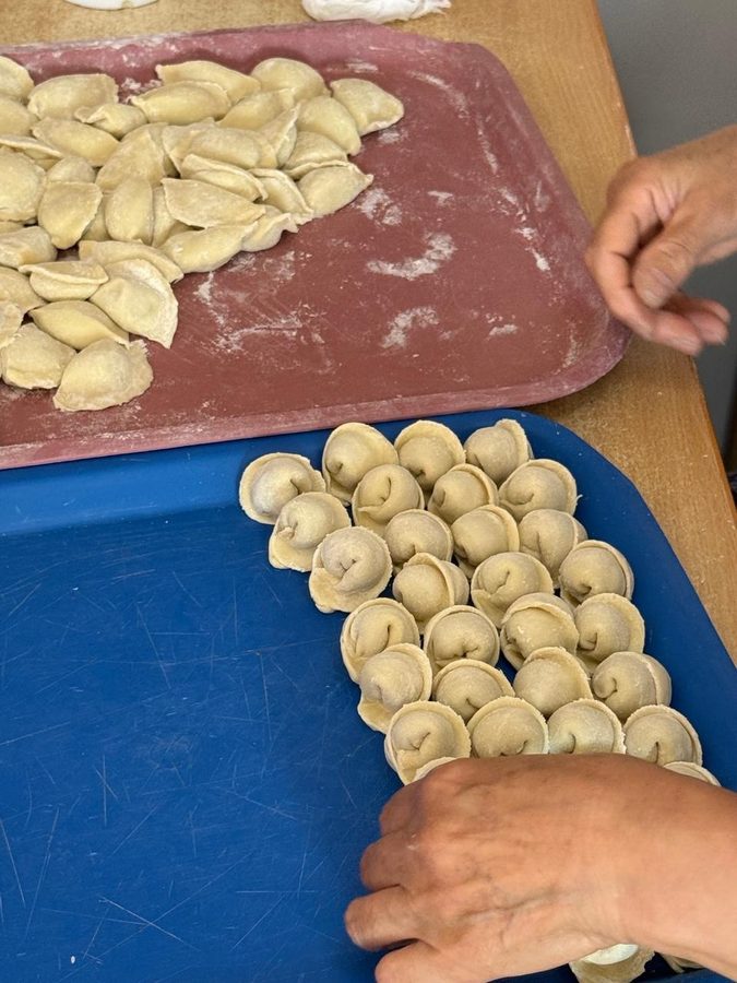 Работа в цехе «Алтын Юрта» — ручная лепка полуфабрикатов